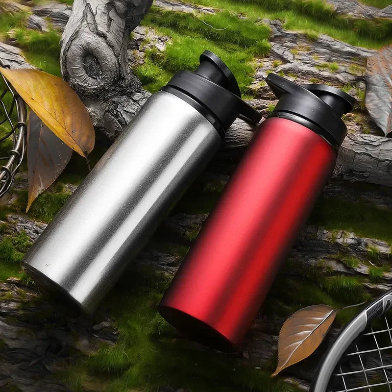 Garrafa de Água Portátil em Aço Inoxidável, ideal para passeios de bicicleta, atividades ao ar livre e viagens. Resistente e prática, mantém sua bebida na temperatura ideal durante o dia, com design moderno em aço inox